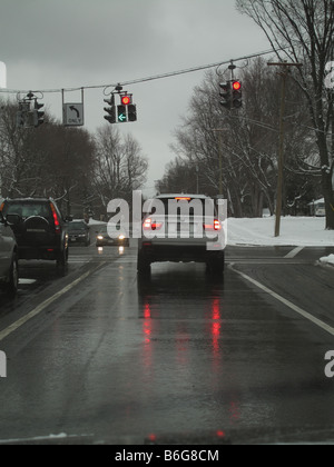 L'arrêt de la circulation automobile sur l'humide froide journée d'hiver. Banque D'Images