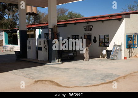 La station de Gaz / Essence en solitaire, la Namibie Banque D'Images