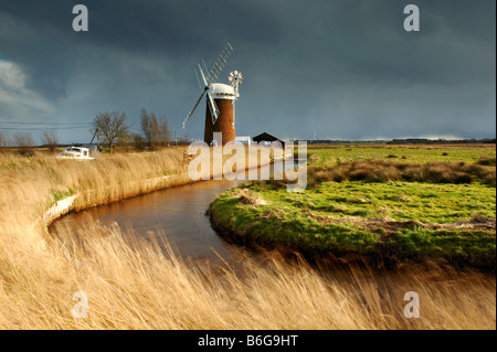 Horsey Pompes de drainage au cours d'une tempête sur les Norfolk Broads Banque D'Images