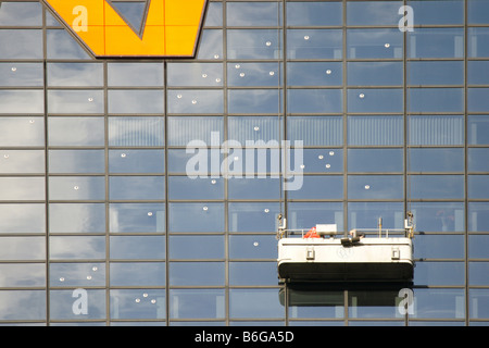 Façade en verre nettoyage windows bank building sur la plate-forme de suspension, de Rotterdam Pays-Bas Banque D'Images