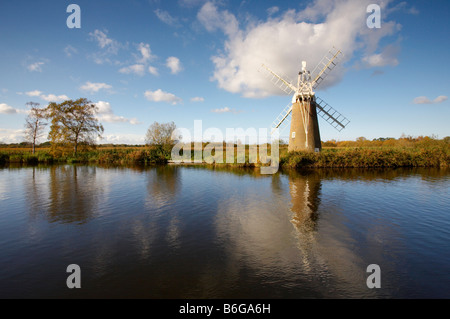 Pompe éolienne sur gazon Fen les Norfolk Broads Banque D'Images