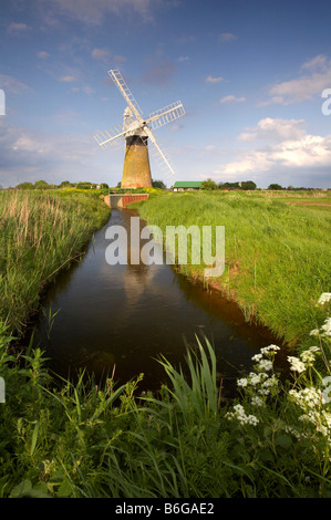 St Benet's Mill Drainage photographié sur un après-midi de printemps dans les Norfolk Broads Banque D'Images