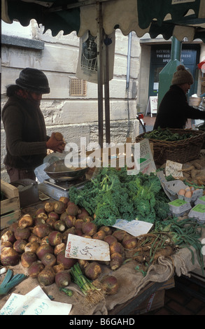 Des légumes pour la vente au marché de producteurs dans le Gloucestershire stroud Banque D'Images