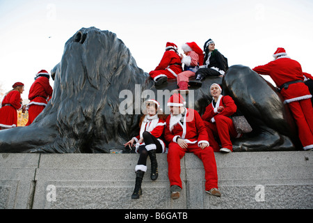 Santacon 2006. Santas à Trafalgar Square à Londres. Des centaines de farceurs habillés en Père Noël prendre sur les rues de Londres Banque D'Images