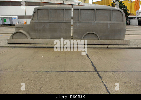 Bus sculpture en béton gris monument à la mémoire des victimes du programme d'Euthanasie des Nazis Allemagne Berlin Deutschland Banque D'Images