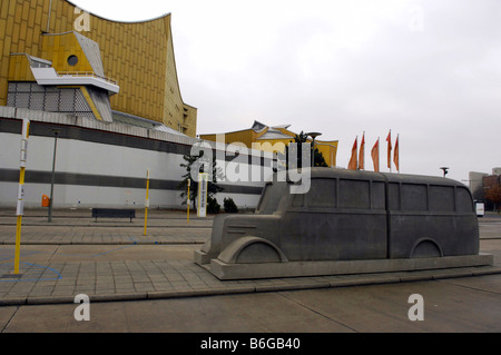 Bus sculpture en béton gris monument à la mémoire des victimes du programme d'Euthanasie des Nazis Allemagne Berlin Deutschland Banque D'Images