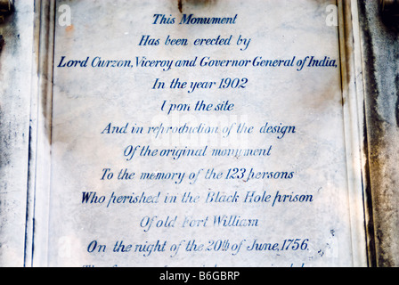De près de l'inscription sur le monument à la mémoire de ceux qui sont morts dans la prison de trou noir, Kolkata, Inde Banque D'Images
