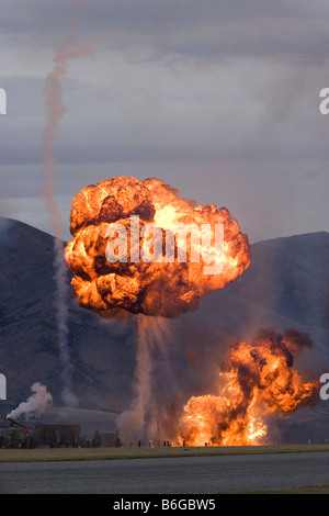 Explosions contrôlées à plus de Warbirds Airshow Wanaka Otago ile sud Nouvelle Zelande Banque D'Images