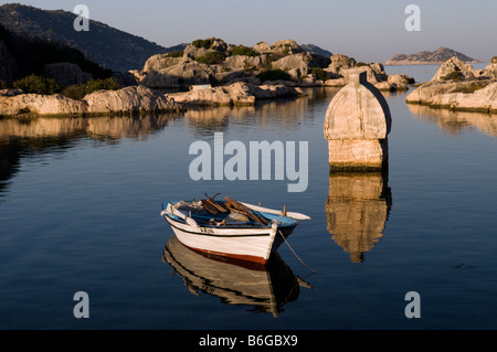 Tombeau lycien dans la mer, Teimioussa Uçagiz, Kalekoy Simena la Turquie. Banque D'Images