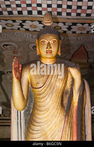 Statue de Bouddha Debout, Maharaja Vihara Grotte, le Temple du Roi, temples de caverne, Dambulla, Sri Lanka, Asie Banque D'Images