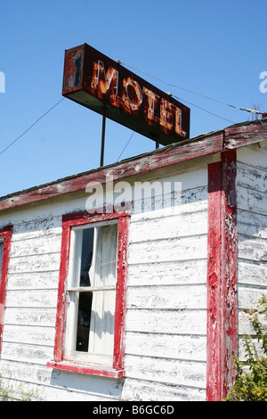 Signe en décomposition et la construction d'un motel abandonné Banque D'Images