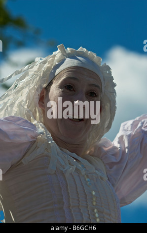 L'homme vêtu de blanc en dentelle street parade Banque D'Images