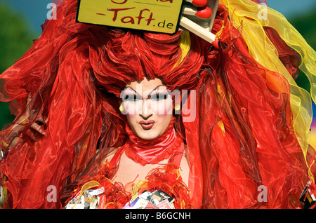 Christopher Street Day Berlin homme habillé en femme avec chiffon rouge robe Tête et maquille Banque D'Images