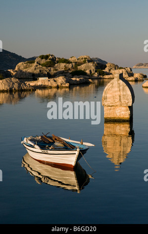 Tombeau lycien dans la mer, Teimioussa Uçagiz, Kalekoy Simena la Turquie. Banque D'Images