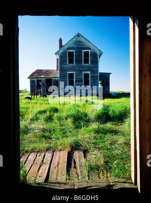 Ferme abandonnée par porte de grange Banque D'Images