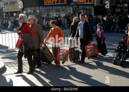 Des hordes de visiteurs de Herald Square à New York à l'extérieur de Macys Banque D'Images