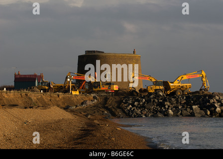 Les travaux entrepris sur un projet de défense de la mer de 2,2 millions € pour protéger une tour Martello et maisons, East Lane, Bawdsey, Suffolk, UK. Banque D'Images