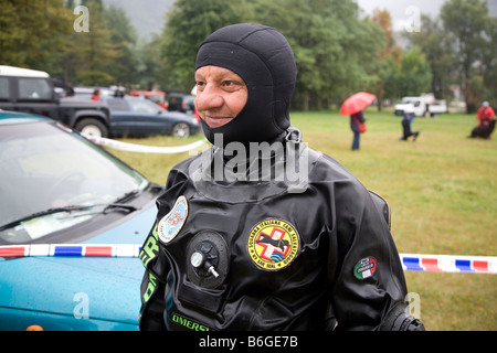 Un homme grenouille durant la formation de chiens de secours en Italie. Banque D'Images