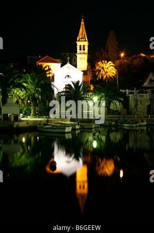 Photo de nuit de l'église et du port de Splitska sur l'île de Brac en Croatie Banque D'Images