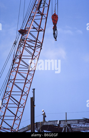 Dans un bâtiment en construction, des travailleurs de l'acier, marcher sur des poutres en acier, Miami. Banque D'Images