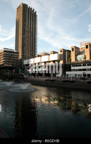 Soirée coup de café au bord de l'eau et au Barbican Center, City of London Banque D'Images