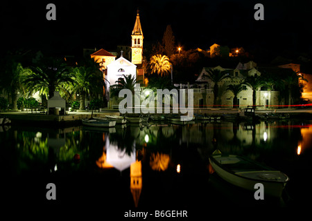 Photo de nuit de l'église et du port de Splitska sur l'île de Brac en Croatie Banque D'Images