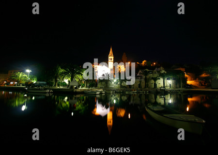 Photo de nuit de l'église et du port de Splitska sur l'île de Brac en Croatie Banque D'Images