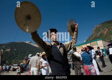 Un membre de la Fanfare de Silverton joué cymbales pendant la quatrième de juillet, fête à Silverton, Co, le 4 juillet 2007. Banque D'Images