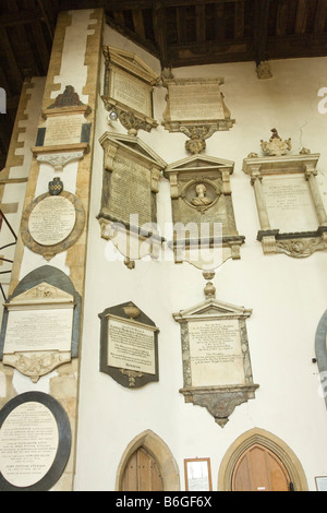 Plaques sur wall St Marys Church à Bury St Edmunds, Suffolk, UK Banque D'Images