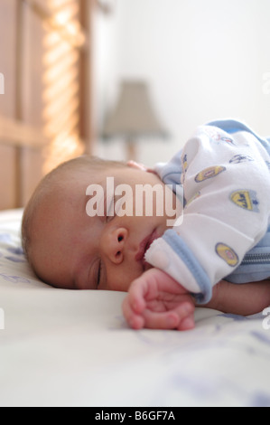 0-3 mois bébé garçon dormir dans le lit des parents