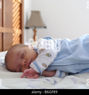 0-3 mois bébé garçon dormir dans le lit des parents