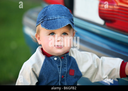 Un mignon petit garçon âgé d'un an Banque D'Images