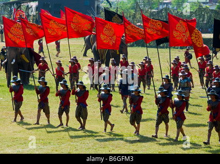 Drapeaux au cours de bataille simulée à l'éléphant en Thaïlande Festival Surin Banque D'Images