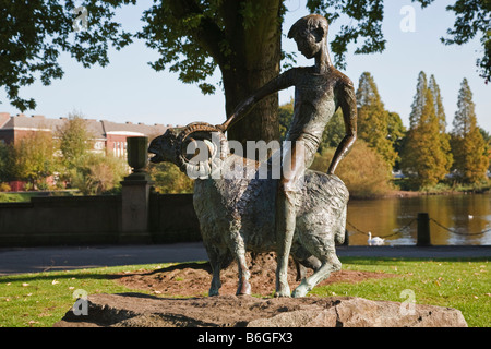 Garçon et statue de Ram par Wilfred Dudeney, Riverside Gardens, Derby, Derbyshire, Angleterre, RU Banque D'Images