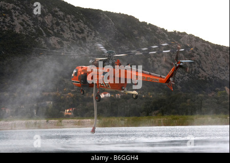 Erikson Air Crane fire service helicopter remplit de l'eau pour combattre les incendies de la colline sur l'île grecque de Céphalonie Banque D'Images