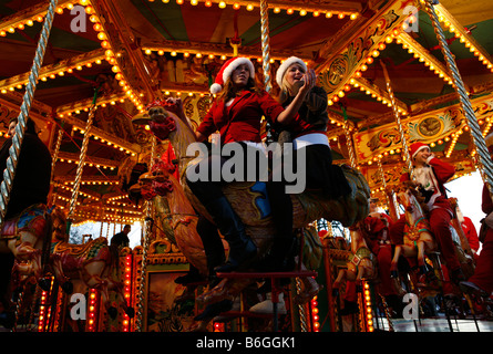 Santacon 2006. Santas sur un merry go round à Londres. Des centaines de farceurs habillés en Père Noël prendre sur les rues de Londres Banque D'Images