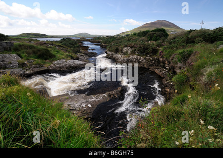 Connemara tully mountain ballynakill harbour blue sky dans le comté de Galway à l'ouest de l'Irlande Banque D'Images