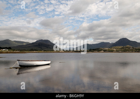 Bateau de pêche blanche Connemara aviron ballynakill harbour ligne petite réflexion nuages blancs représentent l'eau claire Banque D'Images