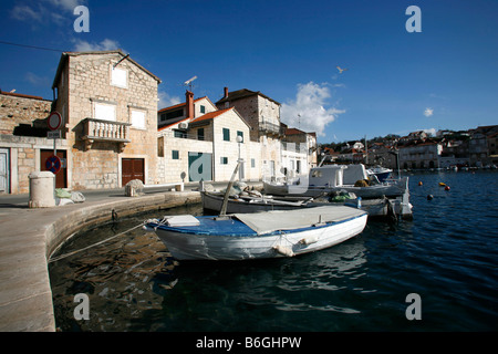 Petit bateau de pêche dans le port de Milna sur l'île de Brac en Croatie Banque D'Images