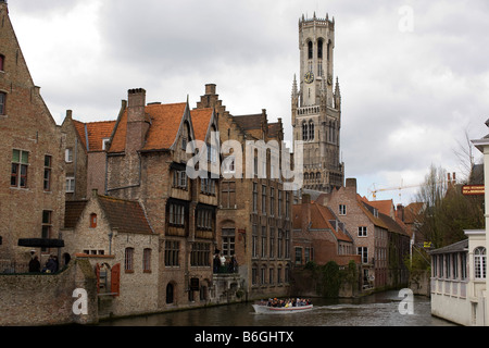 Vue sur le canal du Beffroi Belfort ou dans le centre de Markt Marché de Bruges Bruges Belgique dispose d''une tour de l'horloge et des cloches de carillon Banque D'Images