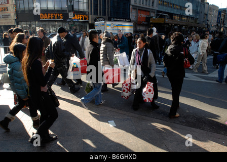 Des hordes de visiteurs de Herald Square à New York à l'extérieur de Macys Banque D'Images