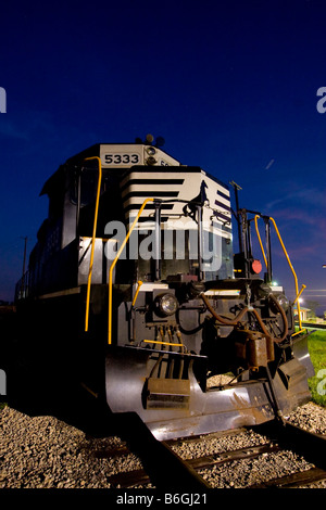 Une locomotive Norfolk Southern tourne loin la nuit à Manhattan, IL. Banque D'Images