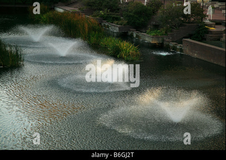 À partir de la lumière du soleil attire l'fouintain jets dans une vue aérienne de la Lakeside Public Gardens au Barbican Centre Banque D'Images