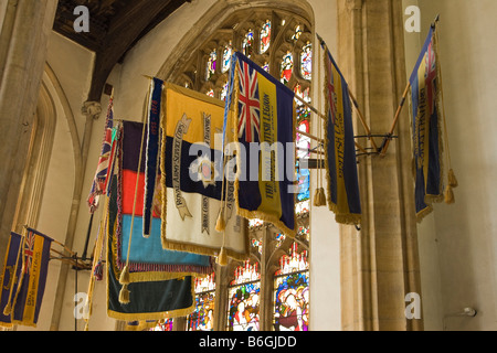 Drapeaux commémoratifs militaires à l'intérieur à l'intérieur de l'église St Marys à Bury St Edmunds, Suffolk, UK Banque D'Images