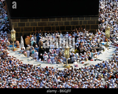 Pèlerins circumambulating le Kaba dans Masjid Al Haram quelques jours après les jours du hadj en 2007 La Mecque Arabie Saoudite Banque D'Images