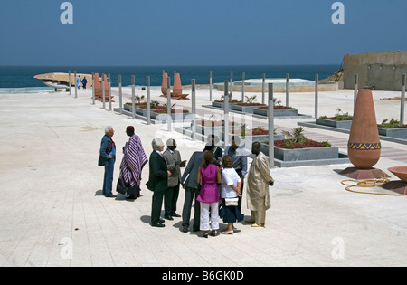 Visiteurs à Place du Souvenir espace public Monumental avec carte de l'Afrique sur la corniche ou front de mer Dakar Sénégal Banque D'Images