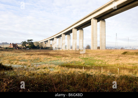 Le pont sur la rivière Orwell sur la rive sud près d'Ipswich sur un matin d'hiver glacial et brumeux Banque D'Images