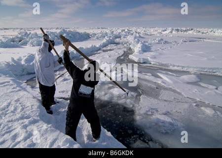 Les baleiniers Inupiaq rouvrir un trou dans la banquise pour la faune potentiel de passer à travers la mer de Chukchi Banque D'Images