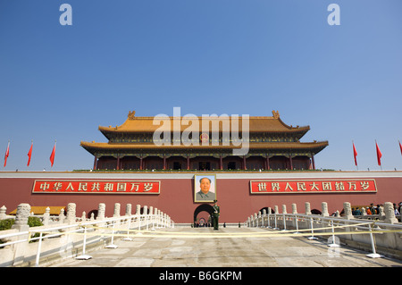 Chine Pékin place Tiananmen garde à l'avant des présidents portrait de Mao Banque D'Images