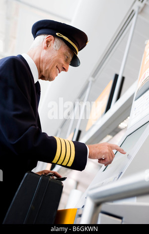 Le capitaine de vol à l'aide de l'ordinateur d'embarquement Banque D'Images